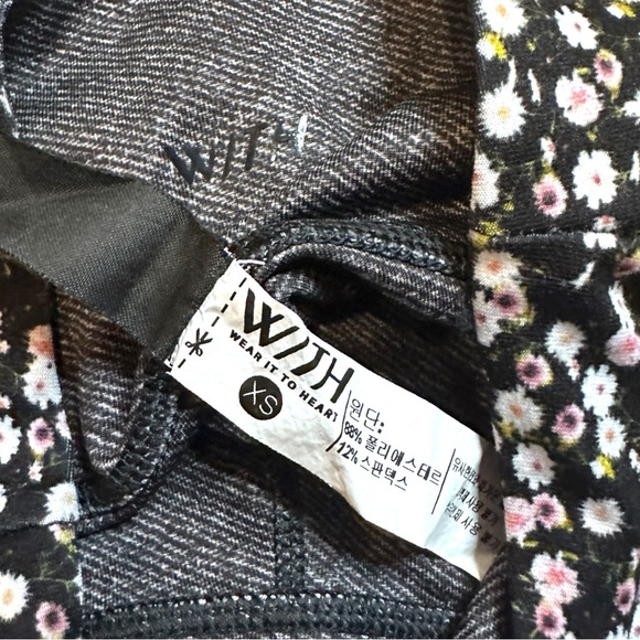 EUC Wear It To Heart Floral Leggings in Black, White and Pink. Size XS ๐ง๐ฝโโ๏ธ - Picture 7 of 8